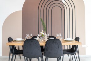 Dining room - Dubai Marina - Stunning Huge 4 Bedroom Apts Near JBR - Gym - Pool - Parking by Sojo Stay (Dubai)