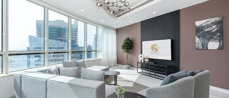 Căn hộ, 4 phòng ngủ, ban công | Khu phòng khách | TV màn hình phẳng 42-inch có truyền hình cáp, Netflix, dịch vụ stream