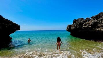 En la playa, camastros y toallas de playa