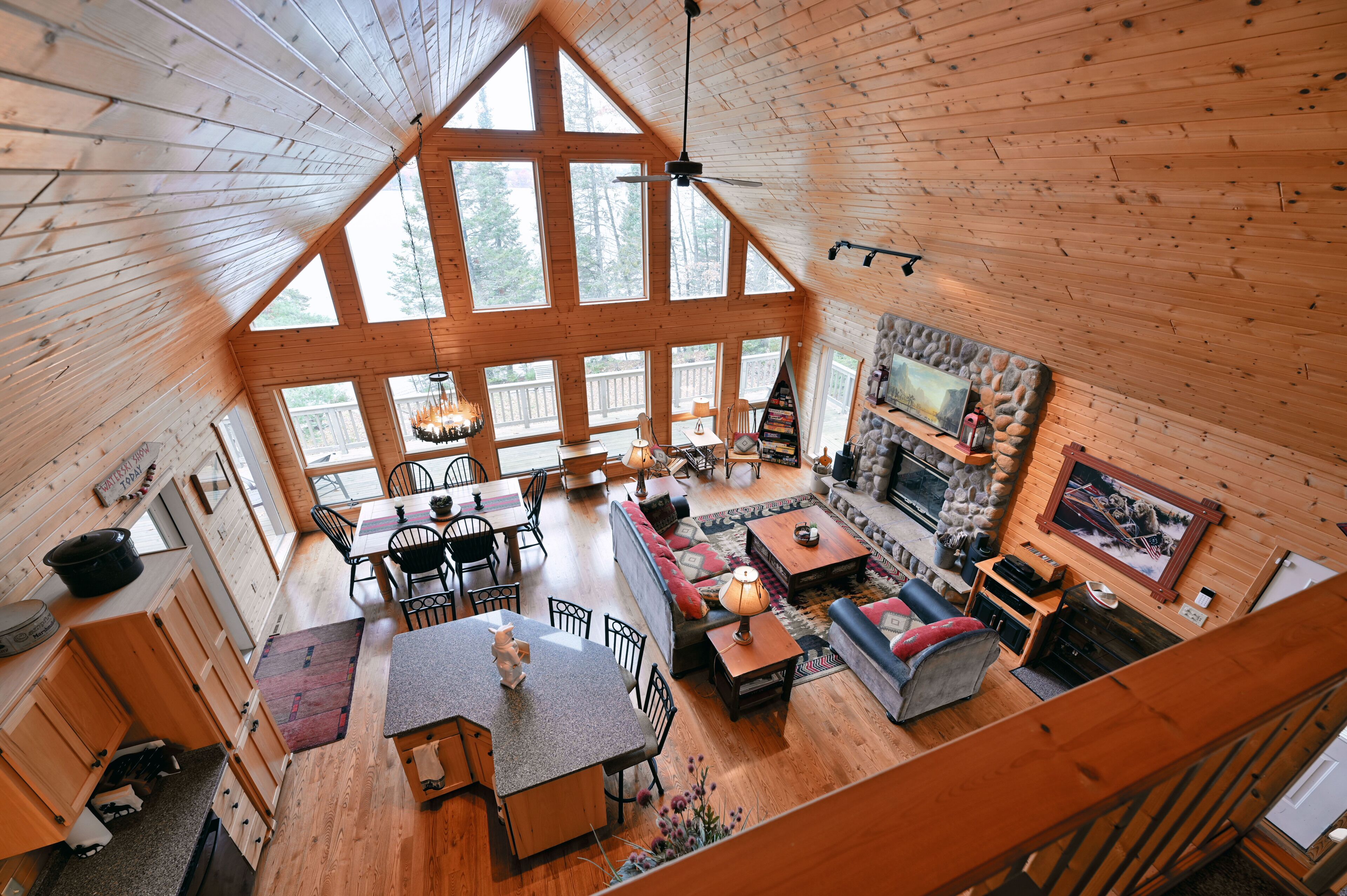 تلفزيون، مدفأة، كرة قدم الطاولة، كُتُب