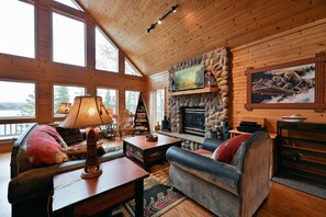 Fernseher, Kamin, Tischfußball, Bücher