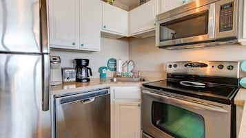Condo, 1 Bedroom | Private kitchen | Fridge, oven, coffee/tea maker