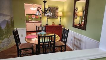 Kondominium, 2 kamar tidur | Tempat makan