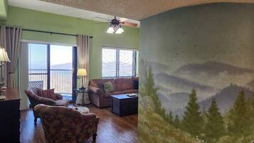 Condo, 2 Bedrooms | Living area