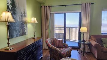 Condo, 2 Bedrooms | Living area