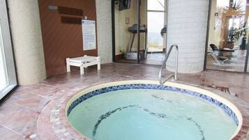 Condo, 2 Bedrooms | Kolam renang | Kolam renang tertutup, kolam dipanaskan