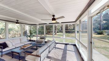 House, 4 Bedrooms | Terrace/patio