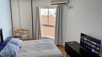 1 slaapkamer, een strijkplank/strijkijzer, beddengoed