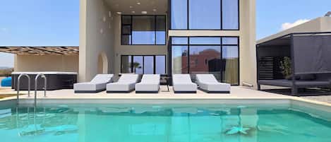 Una piscina al aire libre