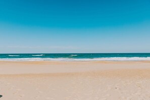 On the beach - Oceanfront Nags Head Retreat, Stunning Views, Pools, Sleeps 5 (Nags Head)