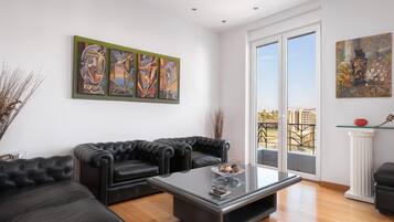 Familieleilighet | Oppholdsområde | En 43-tommers smart-TV med digitale kanaler samt Netflix