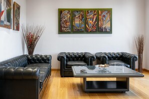 Familie appartement | Woonruimte | Een 43-inch smart-tv met digitale zenders, Netflix en streamingdiensten
