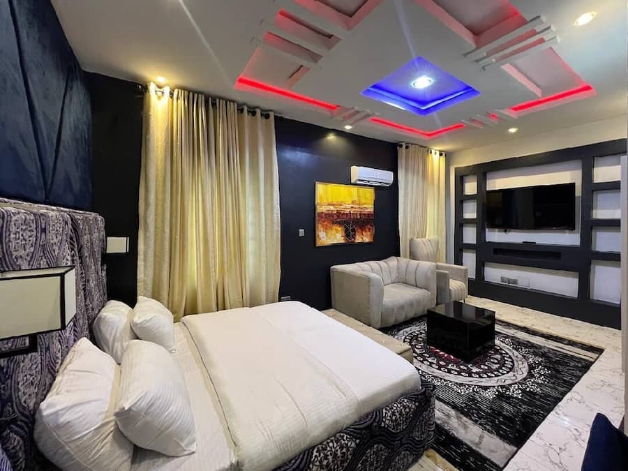 Habitación doble ejecutiva, 1 cama Queen size, refrigerador | Decoración personalizada, muebles diferentes y escritorio