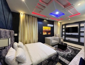 이그제큐티브 더블룸, 퀸사이즈침대 1개, 냉장고 | 각각 다른 스타일의 인테리어, 각각 다르게 가구 비치, 책상, 노트북 작업 공간