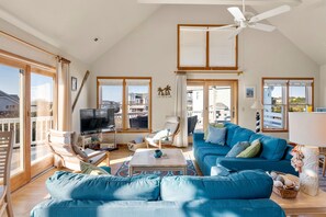 Una televisión, una chimenea