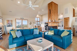 Una televisión, una chimenea