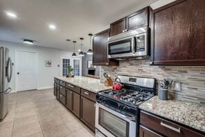 Kjøleskap, mikrobølgeovn, ovn og kokeplater