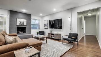 Televisión, chimenea y oficina