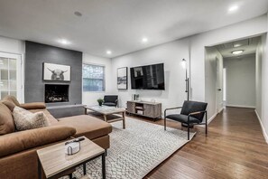 TV, peis og kontorer