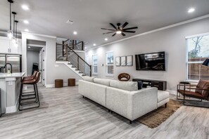 Televisión y oficina 