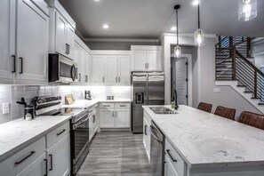 Refrigerador, microondas, horno, placa de cocina