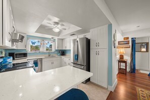 Køleskab, mikrobølgeovn, ovn, kogeplade