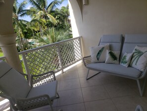 Property grounds - Beautiful  apartment overlooking fabulous landscaped gardens and pools. (Sugar Hill)