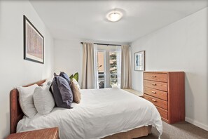 2 bedrooms, WiFi, bed sheets - Walk to the Dillon Amphitheater, Marina and more! (Dillon)