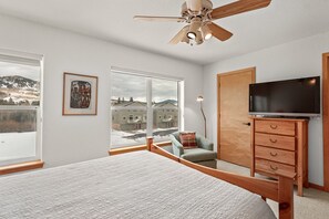 3 bedrooms, desk, Internet, bed sheets