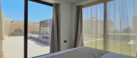 3 bedrooms, in-room safe, iron/ironing board, free WiFi