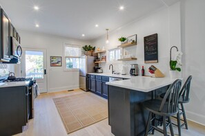 Fridge, microwave, oven, stovetop - Rantum Scoot of Downtown Charleston (Charleston)