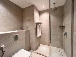 Ducha, artículos de higiene personal gratuitos y secador de pelo