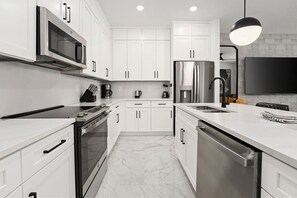 Fridge, microwave, oven, stovetop - Ella's Enchantment | Ultra unique home w/ video game themed BR, near Universal (Orlando)
