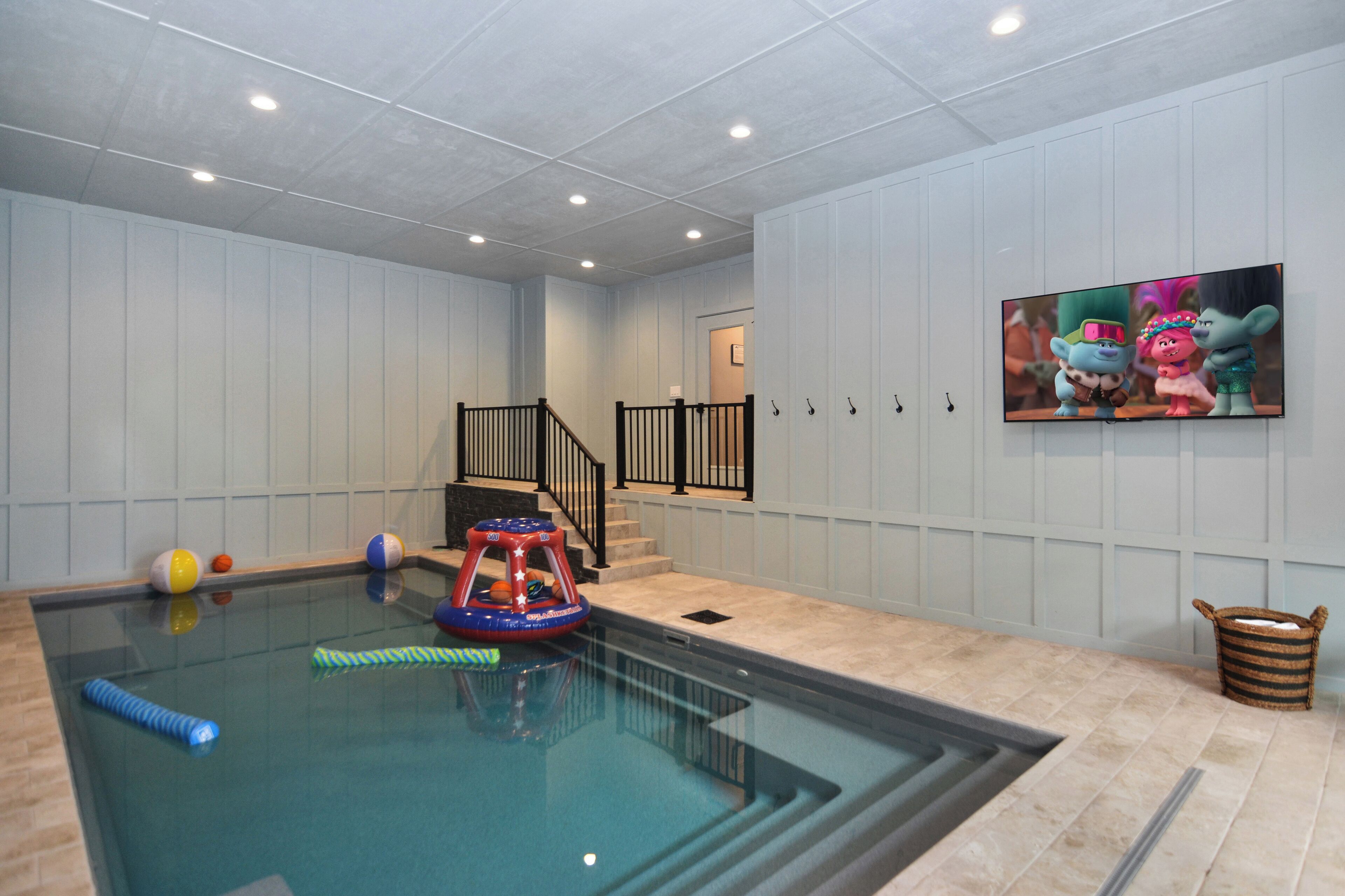 Splash Mountain Lodge ~ Modern Cabin w/ Heated Indoor Pool ~ Hot Tub ~ Fire Pit