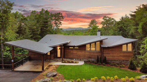 Splash Mountain Lodge ~ Modern Cabin w/ Heated Indoor Pool ~ Hot Tub ~ Fire Pit