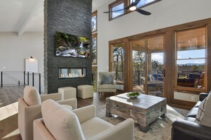 Smart TV, fireplace, table tennis - Splash Mountain Lodge ~ Modern Cabin w/ Heated Indoor Pool ~ Hot Tub ~ Fire Pit (Ellijay)