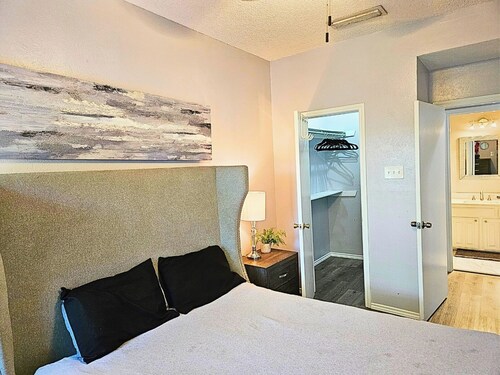 I30 - Apt|Patio|11mi to Convention Ctr|Sleeps 2