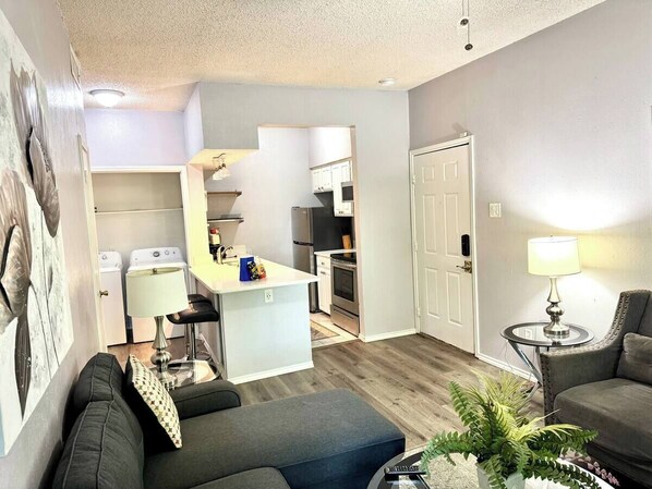 Smart TV, fireplace - 25% OFF 1BD condo, Pool, DFW Hwy 183/360 - Irving - I30 (Irving)