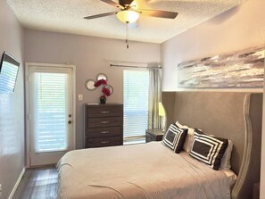 1 bedroom, desk, iron/ironing board, free WiFi - I30 – World Cup Stay - 18 min to AT&T - Sleeps 2 - Public Transit (Irving)