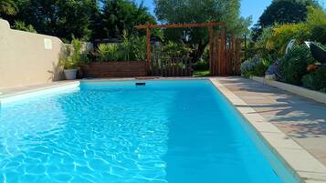 Alberca al aire libre y alberca climatizada