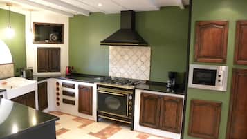 Frigorifero, microonde, forno, bollitore elettrico
