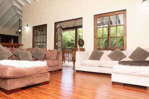 Interior - Peaceful family Retreat! 10 minutes to beach, restaurants and supermarkets. (Balata)