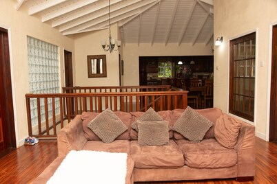 Peaceful family Retreat! 10 minutes to beach, restaurants and supermarkets.