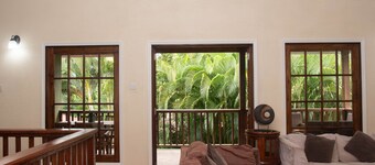 Peaceful family Retreat! 10 minutes to beach, restaurants and supermarkets.