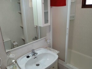 Asciugacapelli, bidet, asciugamani, sapone