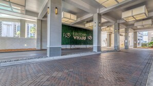Amplia zona de entrada con pared verde y el texto "Laketown WHARF".