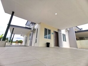 Exterior - Single-family Home is Equipped With 2 Bedrooms, 2 Bathrooms, bed Linen, Towels (Kota Samarahan)