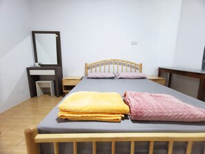 2 Schlafzimmer, Bügeleisen/Bügelbrett