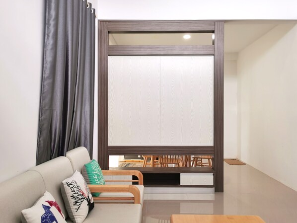 Living area - Single-family Home is Equipped With 2 Bedrooms, 2 Bathrooms, bed Linen, Towels (Kota Samarahan)