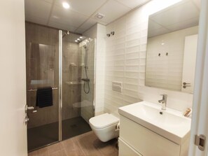 Een douche, een haardroger, handdoeken, zeep